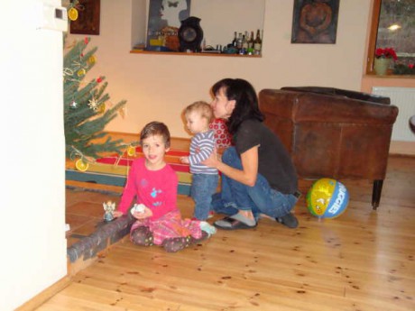 Sofie poprve vidi stromecek.jpg